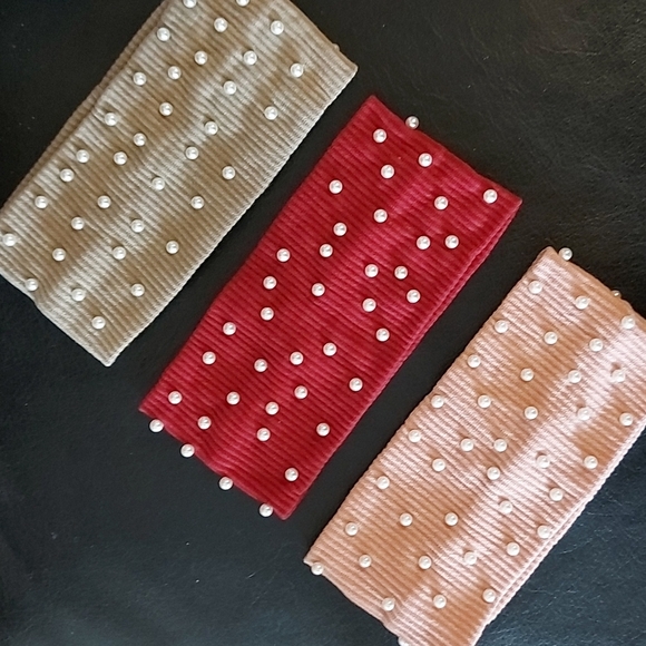 🎉 FREE WITH PURCHASE🎉 3 Pearl Headbands - Picture 1 of 5